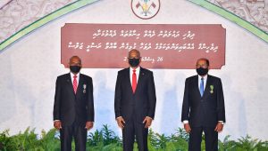 ބަދުރު (ކ) އަދި އިބްރާހިމް އިސްމާއިލް (ވ) ދިވެހި ދައުލަތުގެ އިއްޒަތާއެކު ރައީސުލްޖުމްހޫރިއްޔާ އަރިހު ފޮޓޯއަކަށް މަޑުކުރައްވައިގެން. -ފޮޓޯ: ރައީސް އޮފީސް