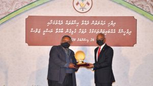 ދިވެހިބަހާއި އަދަބިއްޔާތުގެ ދާއިރާއިން ޝަރަފުވެރިކަމުގެ އިނާމު އިބްރާހީމް ވަޙީދަށް ދެއްވަނީ -ފޮޓޯ: ރައީސް އޮފީސް