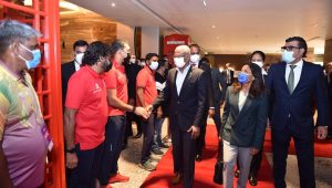 ރައީސް ސޯލިހުގެ ދެ ކަނބަލުން ހިލްޓަން ހޮޓަލަށް އިއްޔެ ވަޑައިގަތުމުން ގައުމީ ޓީމުގެ ފަރާތުން މަރުހަބާ ދަންނަވަނީ -ފޮޓޯ: ރައީސް އޮފީސް