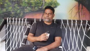 ރިކީ އޭނާގެ ކޮފީ ޝޮޕްގެ ޖޯލީގައި އިނދެގެން ކޮފީއެއް ބޯލަނީ  -އަދިވެސް ފޮޓޯ: