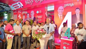ރޭ ބޭއްވި ކެމްޕެއިން އިވެންޓެއްގައި ޑރ. މުއީޒާއެކު ޑރ. ޝަހީމު (މ)
