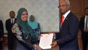 މިނިސްޓަރ އޮފް ޖެންޑަރ، ފެމިލީ އެންޑް ސޯޝަލް ސެކިއުރިޓީގެ މަގާމަށް، 18 ނޮވެމްބަރު 2018 ގައި ޝިދާތާ އައްޔަންކުރައްވަނީ -ފޮޓޯ: ރައީސް އޮފީސް