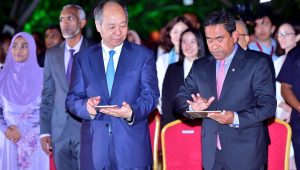 ސިނަމާލެ ބްރިޖު ރައީސް ޔާމީން (ކ) އިފްތިތާހުކޮށްދެއްވާއިރު (ވާތްފަރާތުގައި) ޑރ. މުއިއްޒުގެ ދެކަނބަލުން، 30 އޯގަސްޓް 2018ގައި