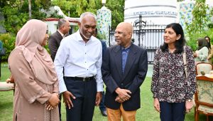 ޑިޕްލޮމެޓުންގެ ޝަރަފުގައި ރައީސުލްޖުމްހޫރިއްޔާގެ ދެކަނބަލުން މިދިޔަ ރޯދަ މަހު (މާޗު 12ގައި) މުލީއާގޭގައި ބޭއްވެވި ރޯދަ ވީއްލެވުމުގެ ތެރެއިން ރައީސުލްޖުމްހޫރިއްޔާގެ ދެ ކަނބަލުން އަރިހުގައި ސޯބިރުގެ ދެކަނބަލުން. ފޮޓޯ: ރ.އ