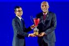 ސްޓެލްކޯގެ މެނެޖިން ޑިރެކްޓަރު ހުސައިން ފަހްމީއަށް ރައީސުލްޖުމްހޫރިއްޔާ ޑޮކްޓަރ މުޙައްމަދު މުޢިއްޒު ރޭގެ ރަސްމިއްޔާތުގައި އިނާމު ހަވާލުކޮށްދެއްވަނީ