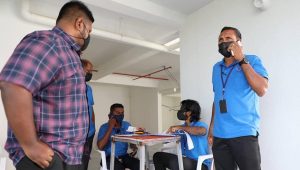 ހިޔާ ފްލެޓްތަކަށް ކަރަންޓު ދިނުމުގެ މަސައްކަތް ސްޓެލްކޯ މުވައްޒަފުން ކުރިއަށްގެންދަނީ.. -ފޮޓޯ:ސްޓެލްކޯ