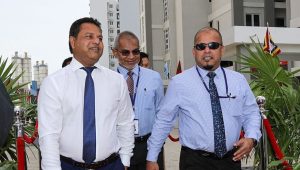 ސްޓެލްކޯގެ މެނޭޖިންގް ޑައިރެކްޓަރ އަހުމަދު ޝަރީފް (ކ) އަދި ފެނަކައިގެ މެނޭޖިންގް ޑިރެކްޓަރ އަހުމަދު ސައީދު (ވ)