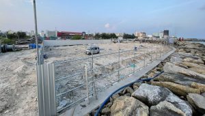 އެ ބިމުގައި ފެންސު ޖެހުމުގެ މަސައްކަތް ސްޓެލްކޯ އިން ކުރިއިރު އެތަން އޮތްގޮތް -ފޮޓޯ: ސްޓެލްކޯ