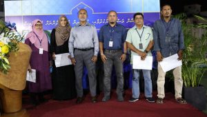 ހައްޖު އަދި އުމްރާ ދަތުރު ލިބުނު މުވައްޒަފުންނާއެކު މިނިސްޓަރު ޑރ. ޒާހިރު އަދި ސްޓެލްކޯގެ އެމް.ޑީ ޝަރީފު -ފޮޓޯ: ސްޓެލްކޯ