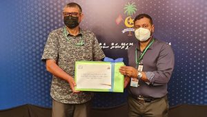 ސްޓެލްކޯ މުވައްޒަފުންގެ ފަރާތުން ހަދިޔާކުރި ތަކެތި އެމް.ޑީ މުޣުނީ، ހެލްތު މިނިސްޓްރީގެ ސްޓޭޓް މިނިސްޓަރު އާދިލާ ހަވާލުކުރައްވަނީ -ފޮޓޯ: ސްޓެލްކޯ