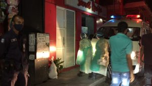 މަޖީދީމަގުގައި ހުރި ގެއަކަށް ކޮވިޑް އެމްބިއުލާންސް ކައިރިކޮށް، ހެލްތު ވޯކަރުން އެ ގެއަށް މިރޭ ވަންނަނީ -އަދިވެސް ފޮޓޯ: އެލިޒީ