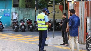 ޓްރެފިކް ފުލުހުން އާންމުންގެ ބަޔަކާ ސުވާލުކުރަނީ  -ފޮޓޯ: ޕޮލިސް މީޑިއާ