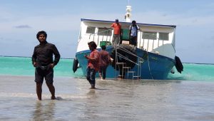 ތިނަދޫއަށް އުދައެރުމުގެ ސަބަބުން 
- އަތިރިމަތީގައި ދިޔަބޮޑުވެފައި. އަދިވެސް ފޮޓޯ: މުހައްމަދު އަޚުތަރު