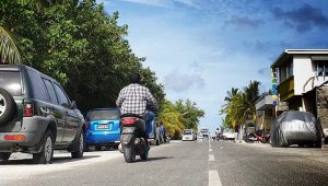 ތިނަދޫ މަގުތަކުގައި ވެހިކަލްތައް ދުއްވަނީ: ކަރަންޓުގެ އަގު ބޮޑުވުމަކީ ހުރިހައި ވިޔަފާރިވެރިންގެ ޝަކުވާއެއް  -ފޮޓޯ: މުހައްމަދު އަޚުތަރު