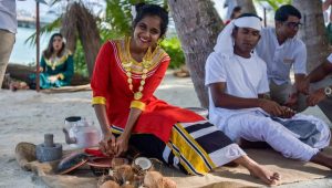 ސަގާފީ ދިވެހި ލިބާހުގައި ލޮބުވެތި ދިވެހި އަންހެން ކުއްޖަކު ހިނިތުންވެފައި     -ފޮޓޯ: އާވަކާޑޮޓްކޮމް