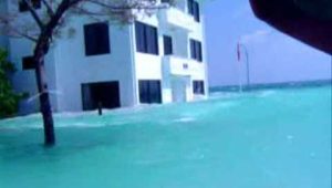 ރ. ކަނދޮޅުދޫއަށް ސުނާމީ އަރައި، ރަށުތެރޭގައި ލޮނުގަނޑު ފެތުރެނީ