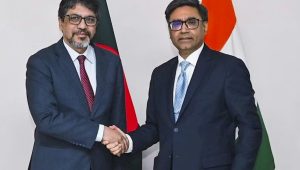 އިންޑިއާގެ ހާރިޖީ ސެކްރެޓަރީ ވިކްރަމް މިސްރާ (ކ) ބަނގްލަދޭޝްގެ ހާރިޖީ ސެކްރެޓަރީ މުހައްމަދު ޖާޝިމުއްދީންއާ މިއަދު ބަނގްލަދޭޝްގެ ވެރިރަށް ދާކާގައި ބައްދަލުކުރަނީ