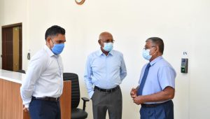 އައްޑޫ އިކުއިޓޯރިއަލް ހޮސްޕިޓަލުގެ މުވައްޒަފުންނާ ރައީސުލްޖުމްހޫރިއްޔާގެ ނައިބު ބައްދަލު ކުރައްވަނީ -ފޮޓޯ: ރައީސް އޮފީސް