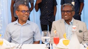 ސައުދީ އެމްބަސީން ރޭ ބޭއްވި ރޯދަވީއްލުމުގެ ތެރެއިން ރައީސް މުހައްމަދު ނަޝީދާއި ރައީސް ޑރ. މުހައްމަދު ވަހީދު (ކ) -ފޮޓޯ: މަޖިލިސްގެ އިދާރާ