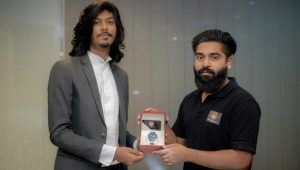 ނައިޓް ސީރީޒްގެ ސިލްވާ އަތުކުރީ ގަޑިއެއް ޝަލަބީ އަށް ހަދިޔާކުރަނީ