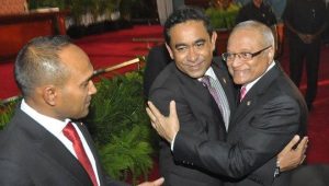 ރައީސް ޔާމީނާއި ޑރ.ޖަމީލް ހުވާކުރެއްވި ދަރުބާރަށްފަހު ރައީސް މައުމޫން ރައީސް ޔާމީނާ ސަލާމްކުރައްވަނީ -އަދިވެސް ފޮޓޯ