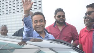 ރައީސް ޔާމީނު ކޯޓަށް ހާޒިރުކުރަނީ -އަދިވެސް ފައިލް ފޮޓޯ
